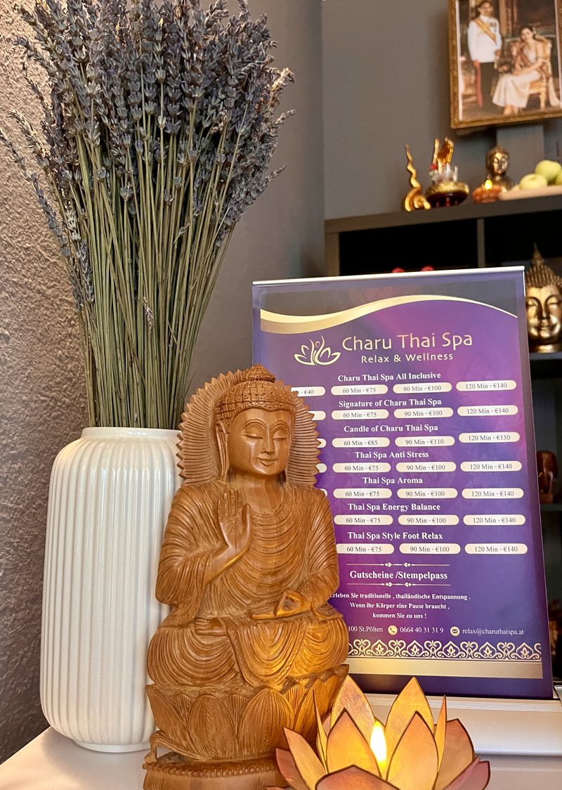 Altar mit Buddha-Statue bei Charu Thai Spa