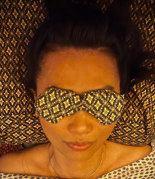 Entspannung mit Augenmaske bei Charu Thai Spa