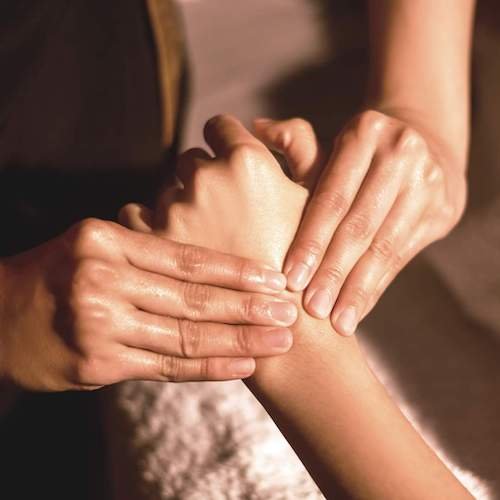 Sanfte Handgriffe bei Charu Thai Spa