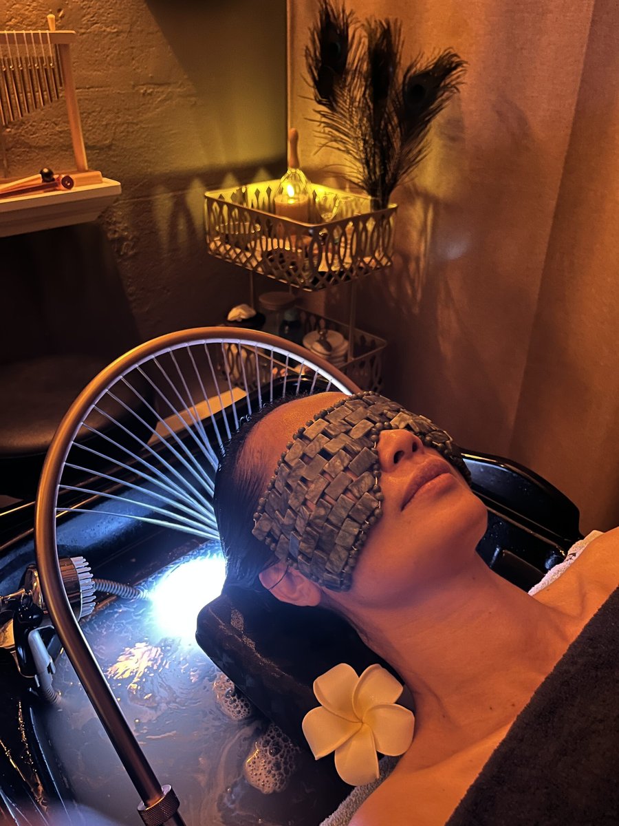 Charu Head Spa Anwendung